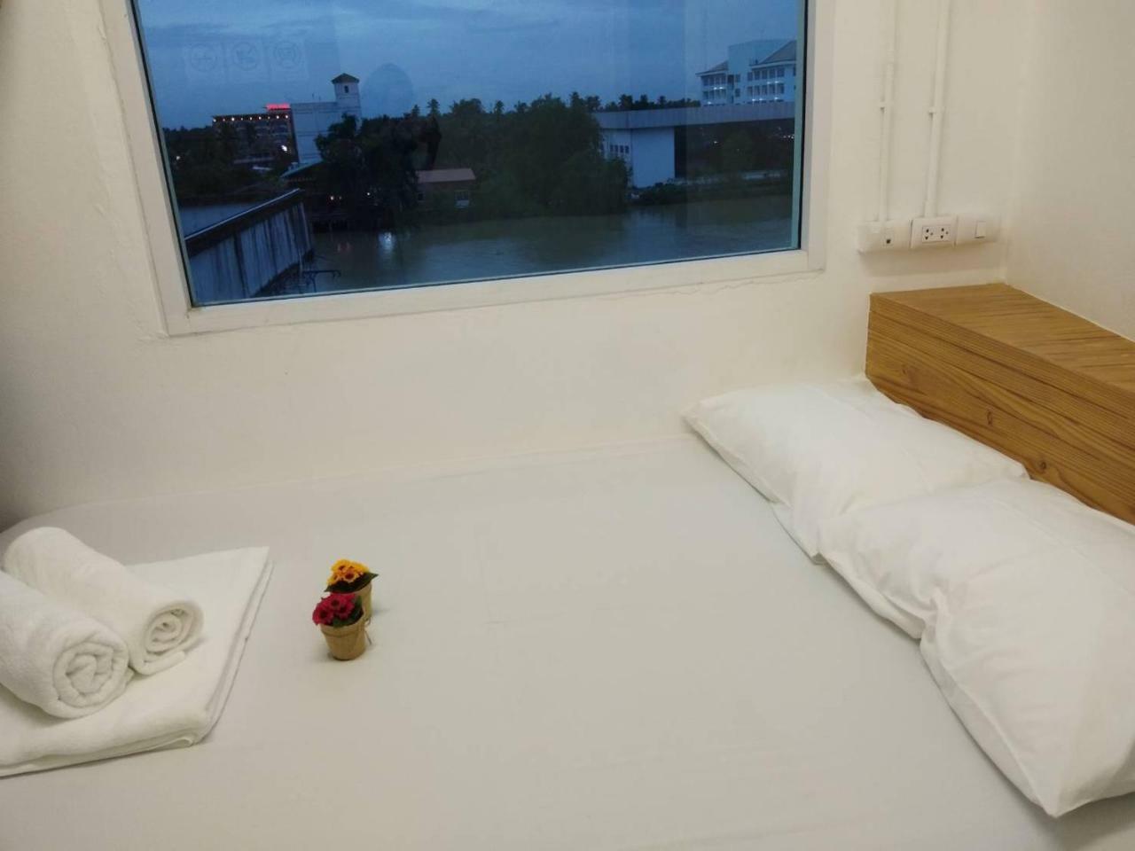 素叻他尼 港口旅舍旅舍 外观 照片